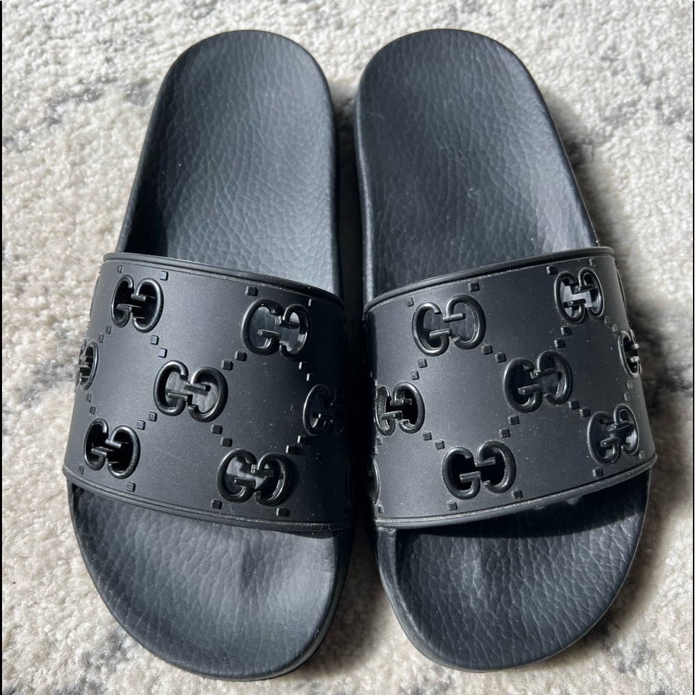 100% Authentic Black Gucci Slides. Size 8. Worn a handful of time.